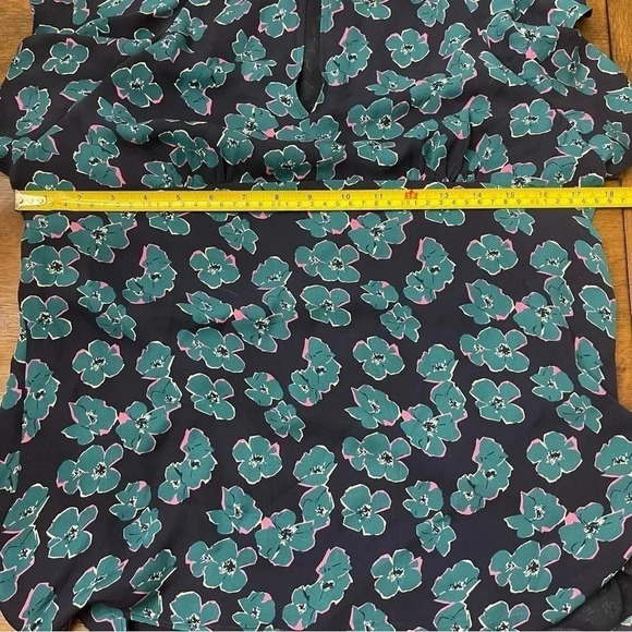 Draper James Dinah print silk blouse. Size 8, flutter sleeves and keyhole detail - Picture 4 of 9